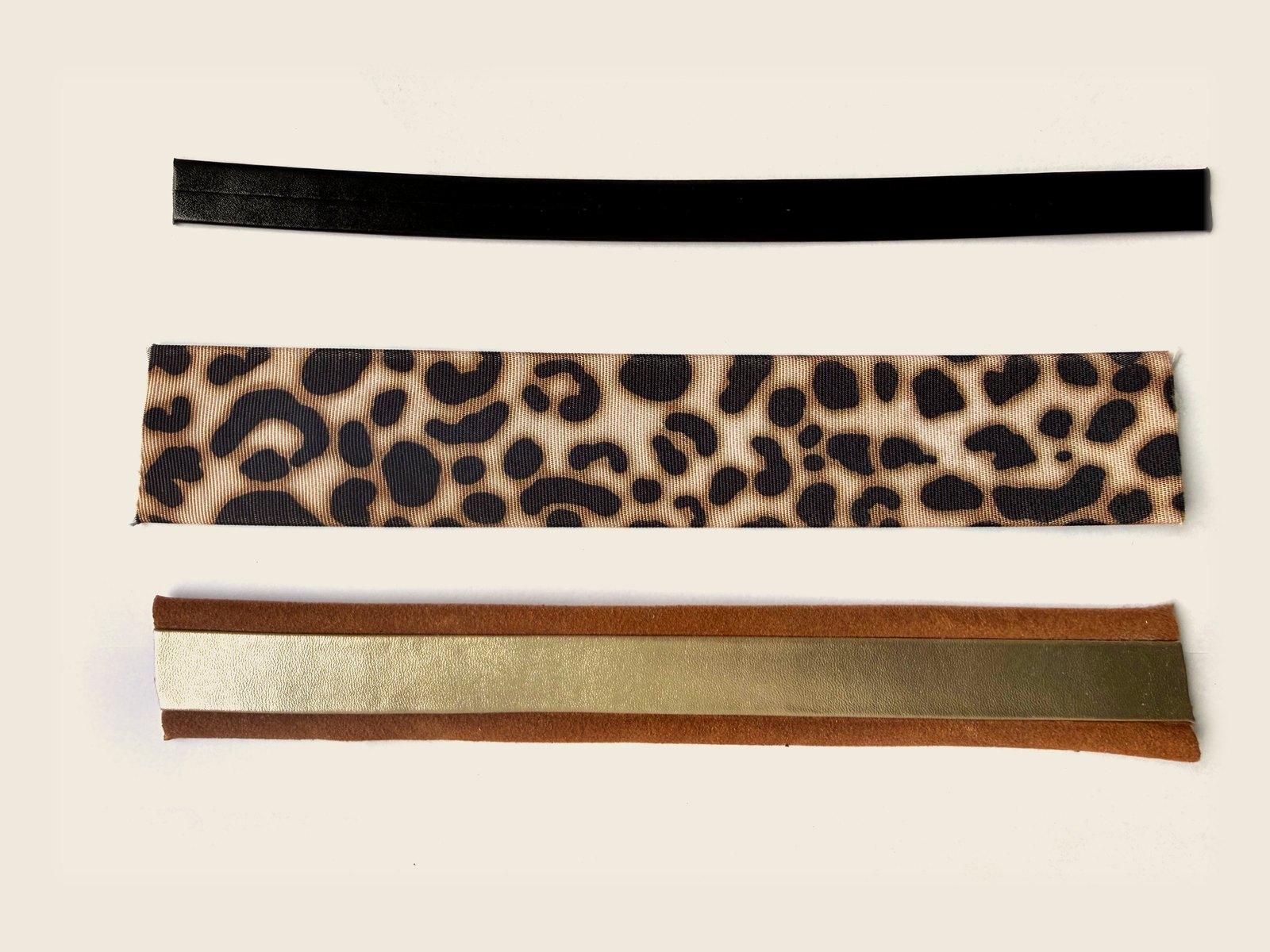 Tiras acopladas DoraBella: preta, animal print e dourada sobre base caramelo
