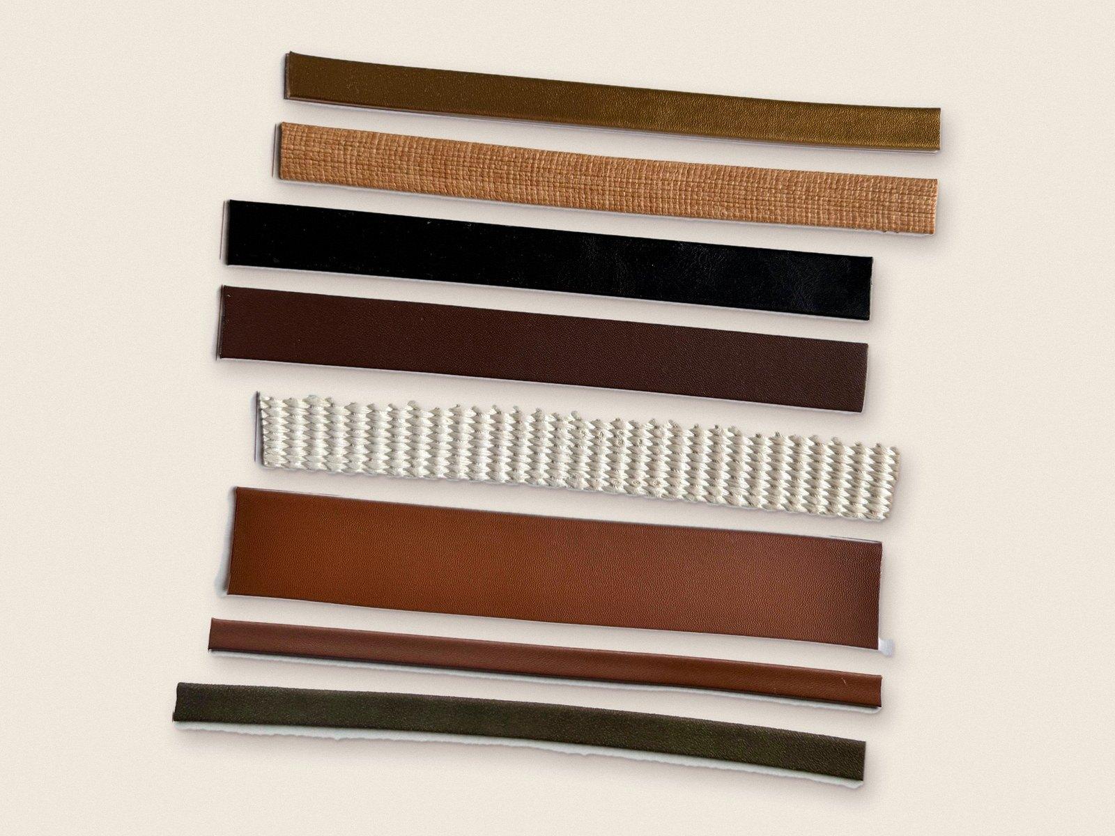 Tiras chatas DoraBella em bronze, natural, preto, marrom, tecido off-white, caramelo e oliva