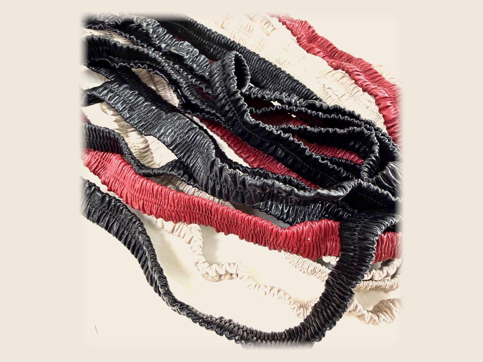 Elásticos enrugados DoraBella em preto, vermelho e off-white