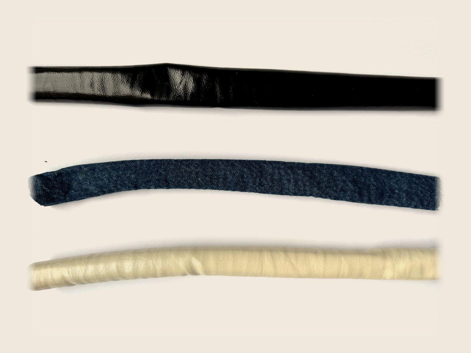 Tiras forradas DoraBella em verniz preto, jeans e off-white
