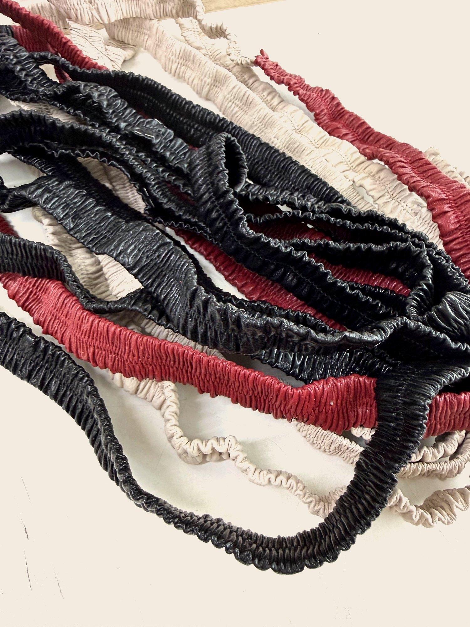 Elásticos enrugados em preto, vermelho e off-white