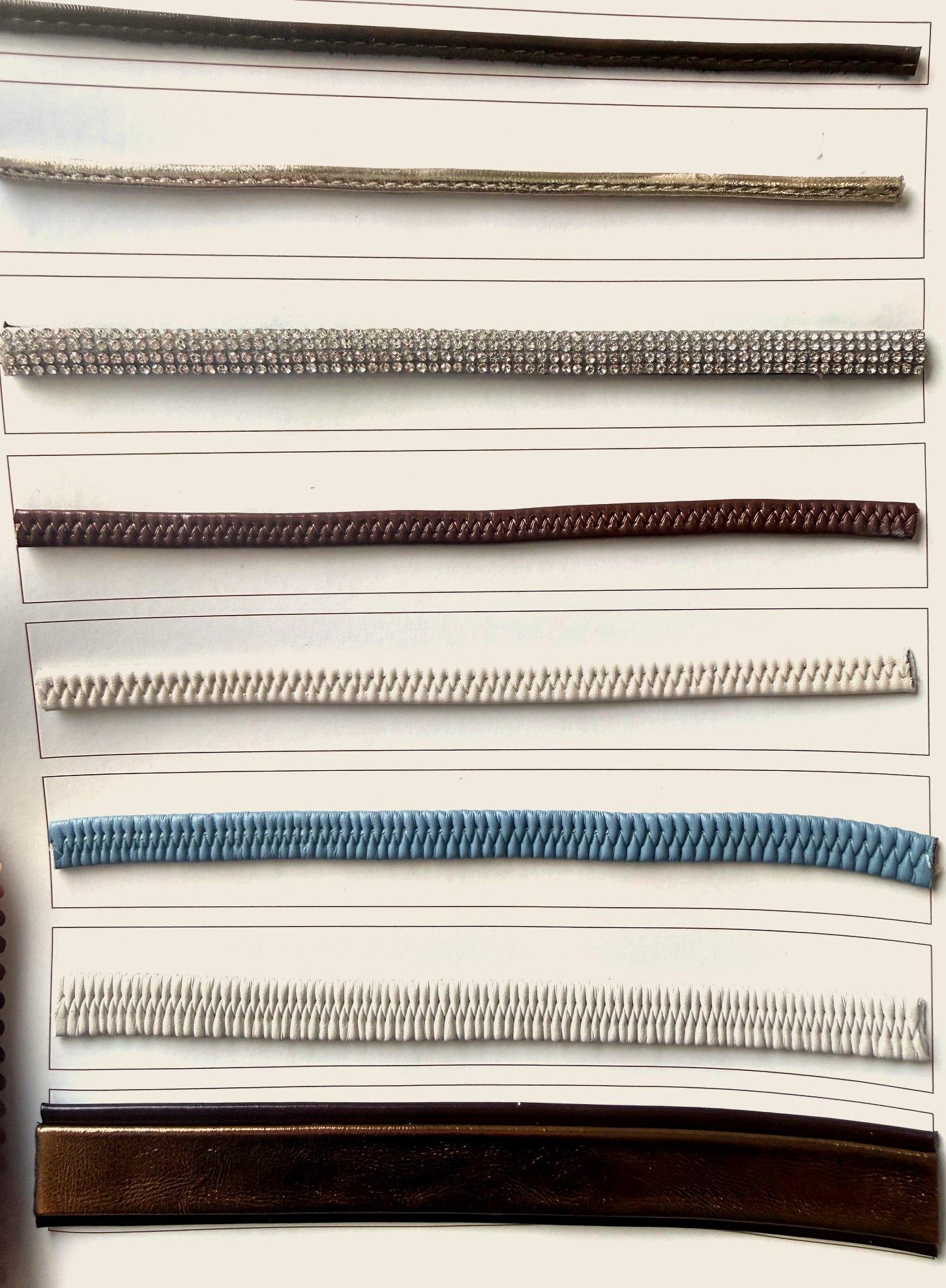 Mostruário com tiras finas, strass, cordões e tiras texturizadas